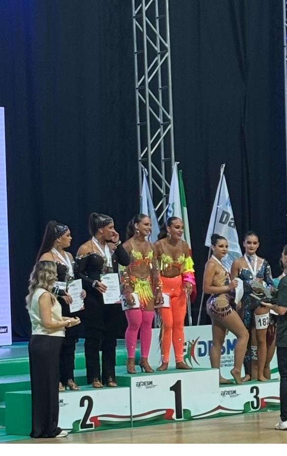 Flavia Colzi ed Erika Colzi 3e Classificate Disciplina: Duo merengue femminile Classe C 16/oltre Scuola Barrio Latino Academy di Prato