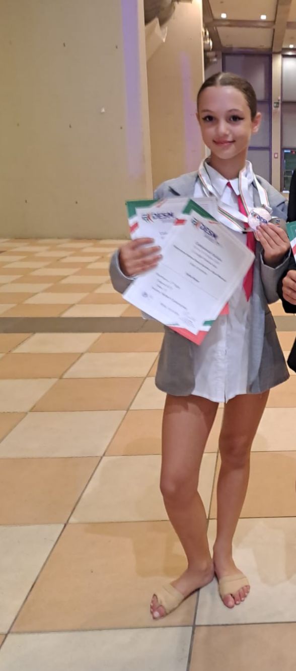 Sofia Rossi 2 classificata nella 8/12 classe C solo misto modern contemporary, scuola di danza Alchimia Dance